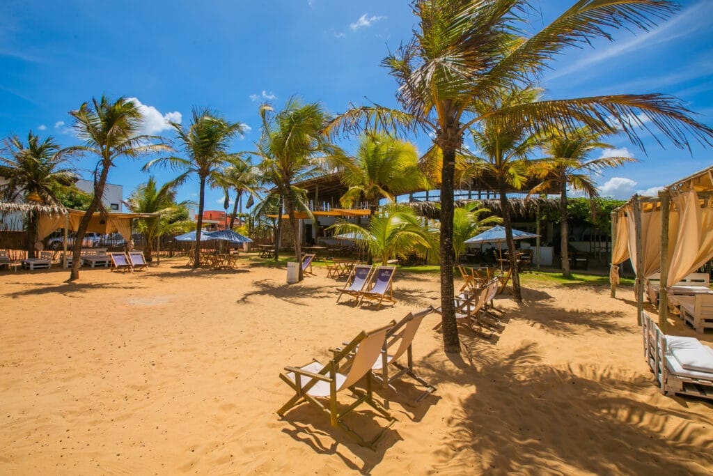 Praia de São Miguel do Gostoso - Tudo que você precisa saber 9 Decorado em madeira rustica com palha e cordas o Idilico conta com varios ambientes a beira mar scaled 1