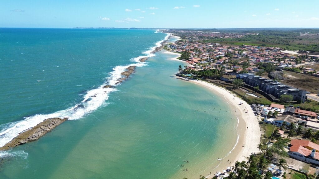 Praia de Camurupim - Conheça a melhor praia para banhistas 3 Praia de camurupim drone horizontal 2