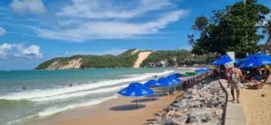 Praia de Ponta Negra ao fundo o morro do careca. Passeios em Natal