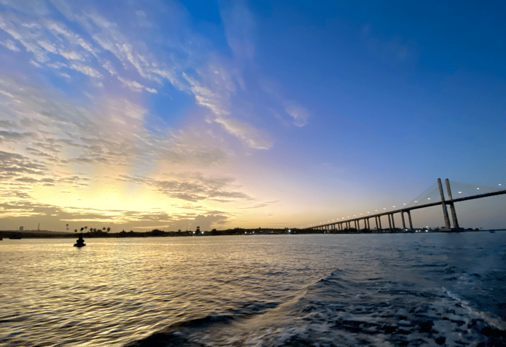 Pôr do Sol no rio Potengi ao fundo a ponte newton navarro