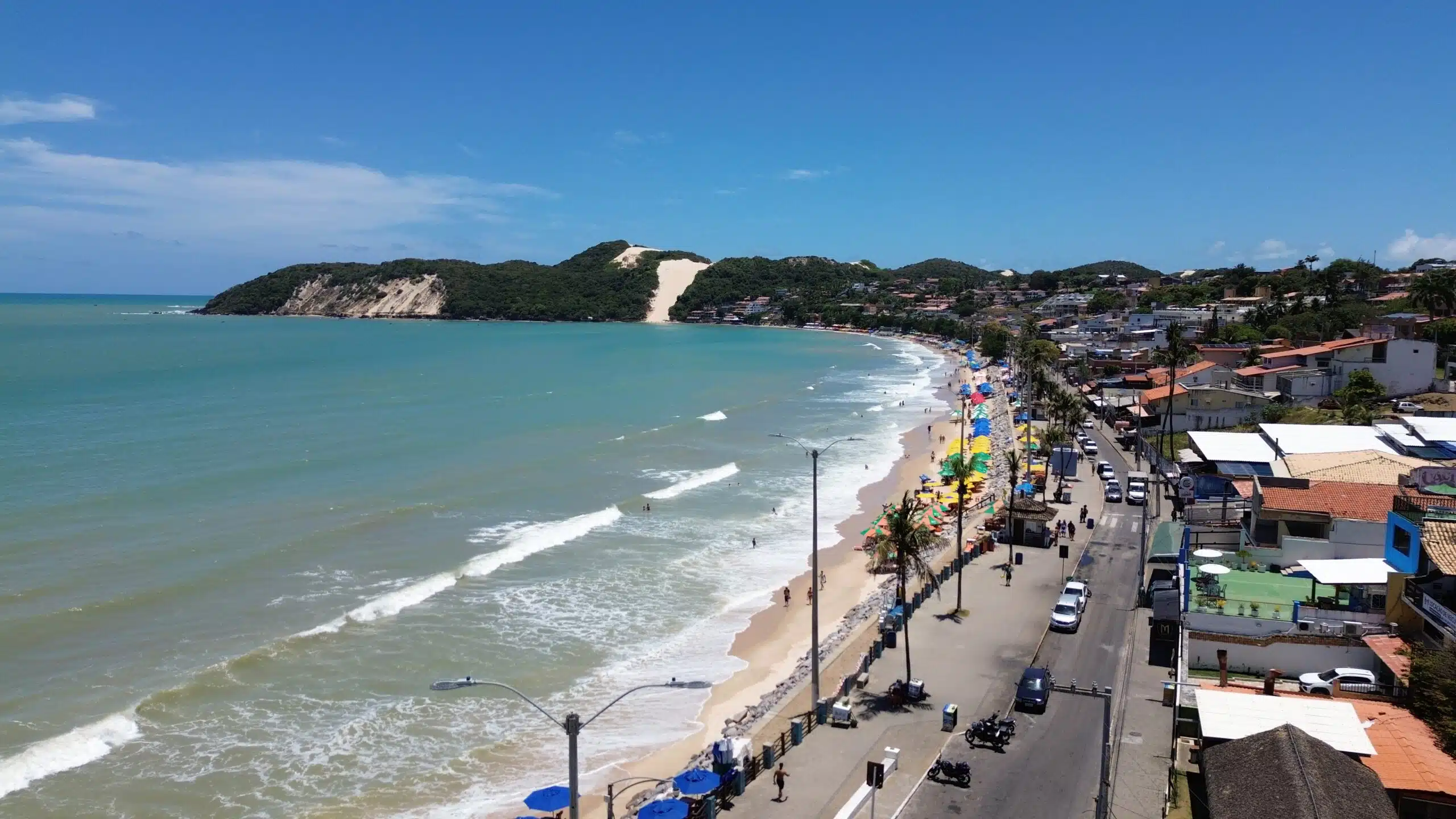 Praia de Ponta Negra com o morro do careca ao fundo