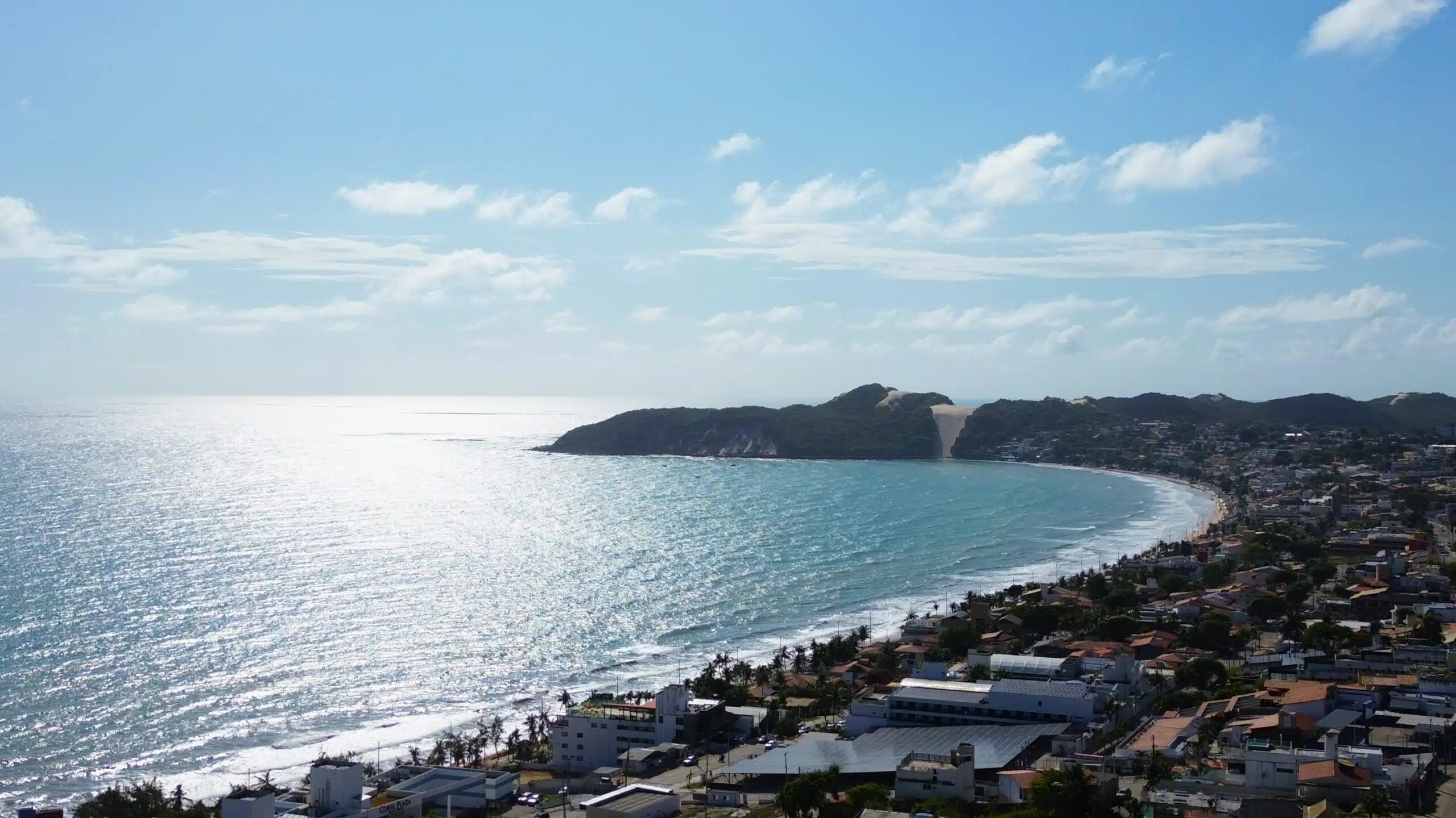 Praia de Ponta Negra vista de cima por um drone. Ao fundo o morro do careca.