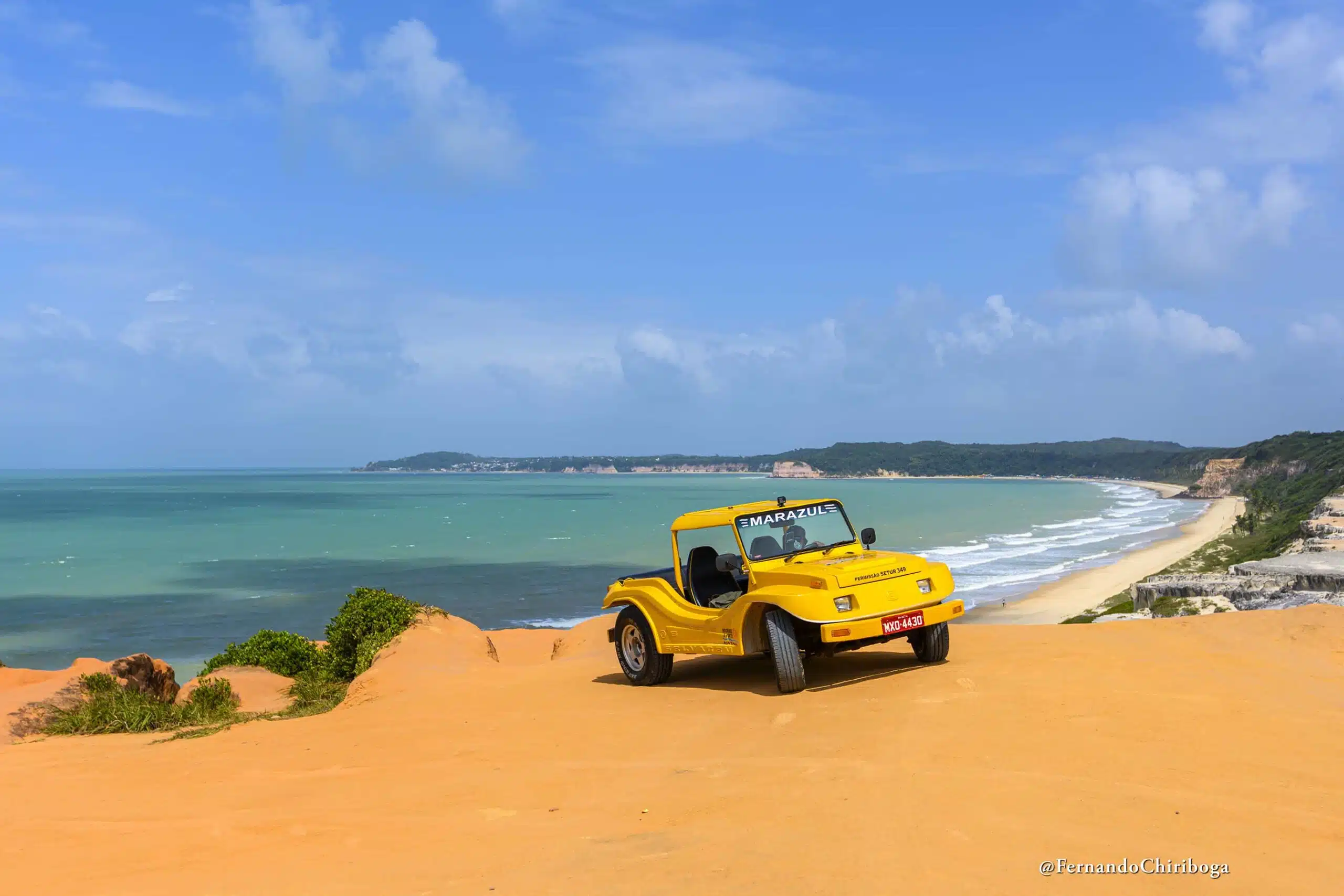 Passeio em Natal com buggy amarelo em cima de uma falésia