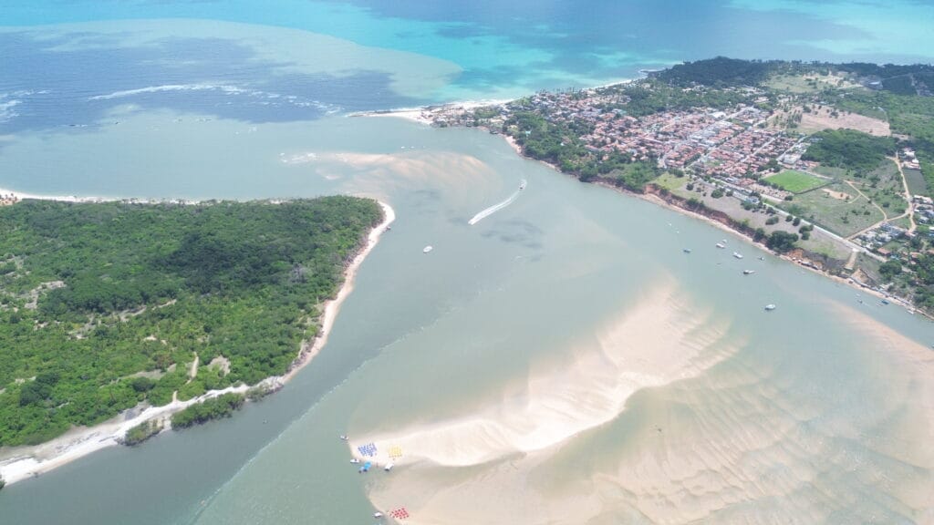 Passeio de lancha em Pipa - Uma experiência inesquecível no litoral potiguar 2 Lagoa De Guarairas Passeio De Lancha Pipa Drone 1